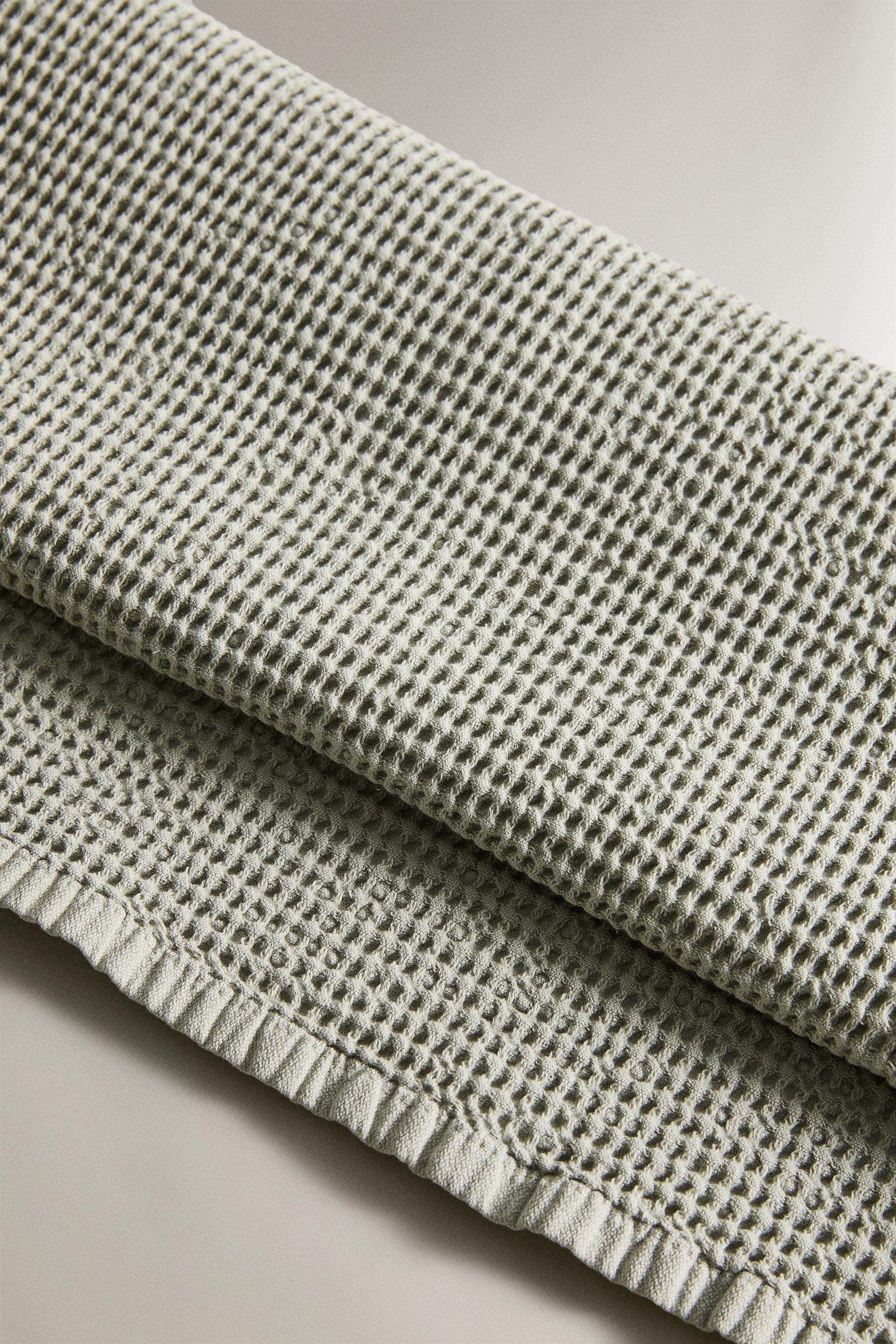 MINI WAFFLE-KNIT BATH TOWEL